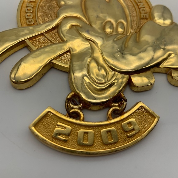 Disney Goofy's Race and a Half Challenge 2009 Gold Tone Collectible Goofy Medal - Picture 2 of 14